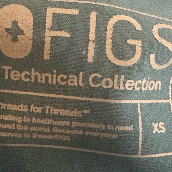 Figs XS Three pocket Casma scrub top in Caribbean Blue. - Picture 3 of 5